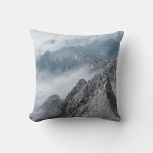 COUSSIN MONTAGNE GRISE ET BLANCHE SOUS DES NUAGES BLANCS P