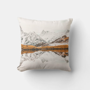 COUSSIN MONTAGNE ROCHEUSE CAPÉE PAR LA NEIGE SOUS LE CIEL
