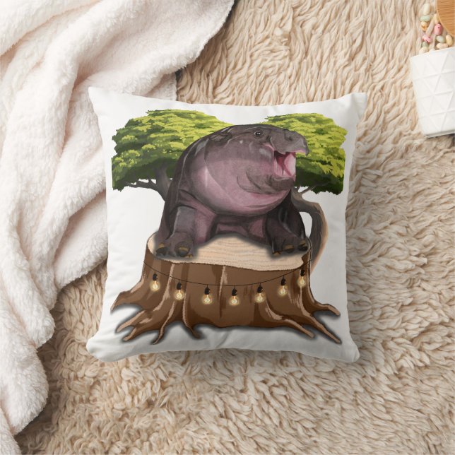 Coussin Moo Deng Hippo sits on a tree. (Couverture)