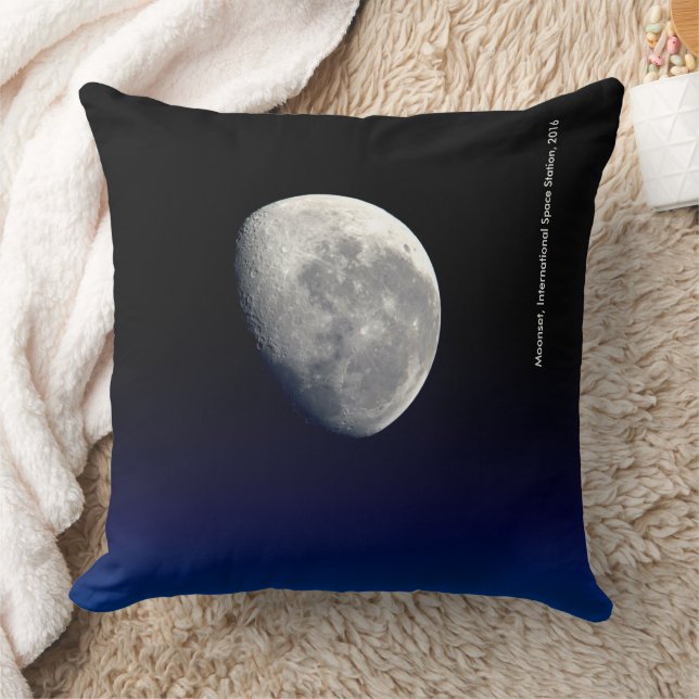 Coussin Moonset, Station spatiale internationale, 2016 (Couverture)