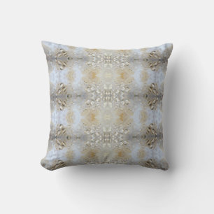 Coussin Motif abstrait crème sur fond blanc