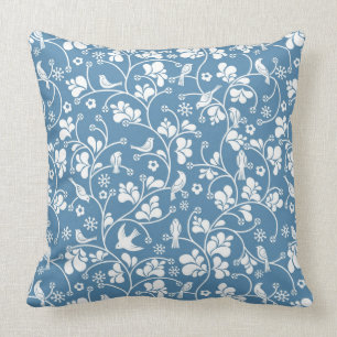 Coussin motif avec les oiseaux et l'ornement de plantes