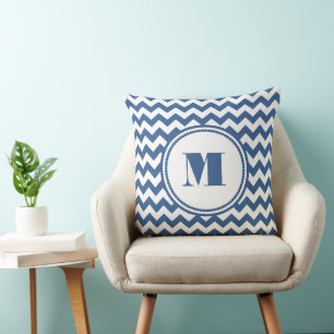 Coussin Motif Chevron Bleu Monogramme Moderne