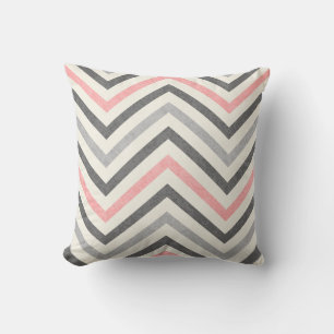 Coussin Motif chevron gris blanc et rose bébé