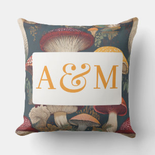 Coussin Motif de champignon Whimsical avec double monogram
