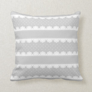 Coussin Motif de dentelle de polka blanc et gris romantiqu