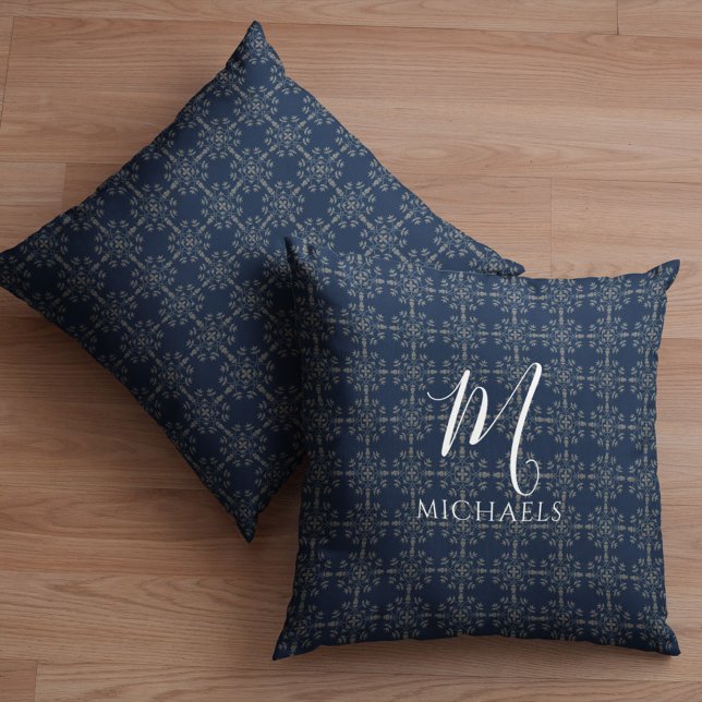 Coussin Motif de monographie bleu marine personnalisé (Navy blue Silver Snowflake pattern monogram and name pillow)