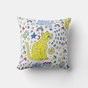 Coussin motif enfantin avec tigre, lettres, arcs-en-ciel,