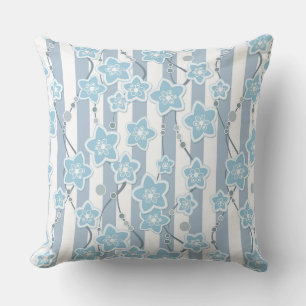 Coussin motif floral bleu sur arrière - plan rayé bleu
