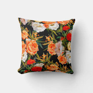 Coussin Motif floral incomparable. Roses et lisianthus sur