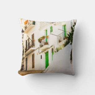 COUSSIN MOTO NOIR PRÈS DU BÂTIMENT DE MUR BLANC À DAYTI