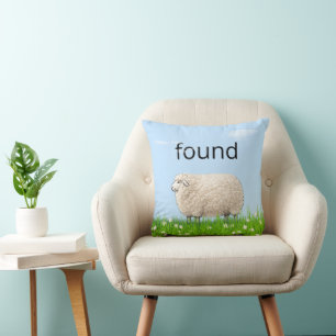 Coussin Mouton Laineux Dans L'Herbe Avec Texte "Trouvé"