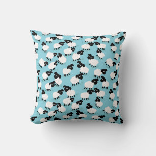 Coussin Moutons moelleux sur fond bleu bébé