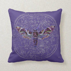 Coussin Mystic Purple Moth Over Star Map sur Purple