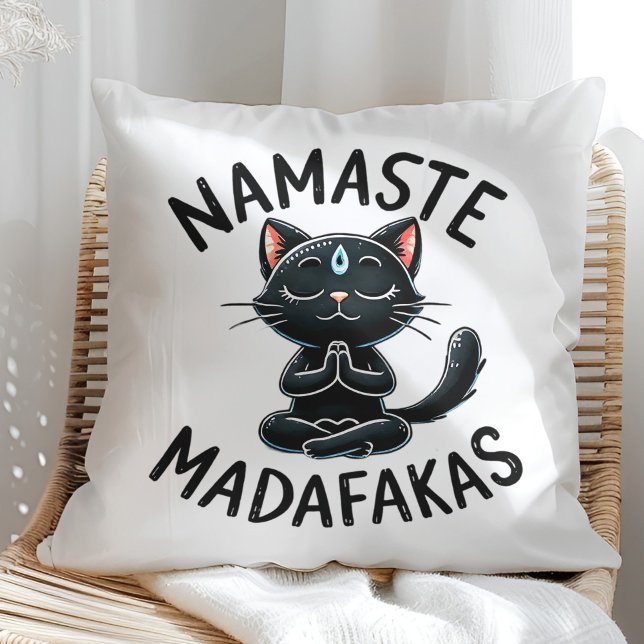 Coussin "Namaste Madafakas" Amusants Amoureux de les chats ("Namaste Madafakas" Funny Cat Lovers Throw Pillow on a sunny boho rattan chair.)