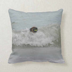 Coussin natation de berger allemand dans la vague