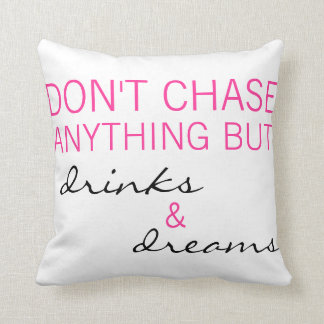 Coussin Ne chassez rien mais les boissons et les rêves se