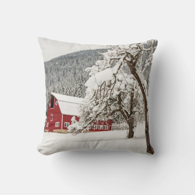 Coussin Neige fraîche sur la grange rouge (Recto)