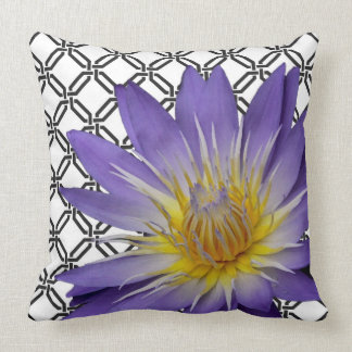 Coussin Nénuphar pourpre sur noir et blanc