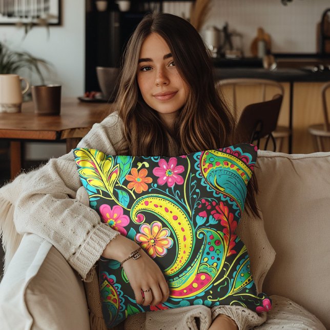 Coussin Neon Paisley noir rose bleu jaune (Neon pink, yellow, and teal paisley decorator pillow.)