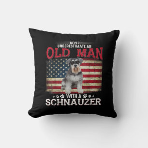 Coussin Never Underestimate An Old Man