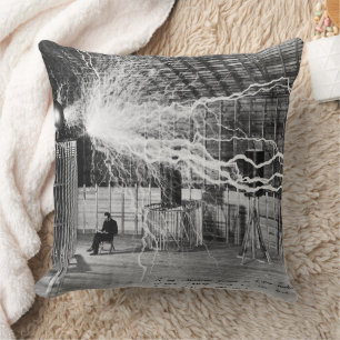 Coussin Nikola Tesla est assis à côté de son générateur ha