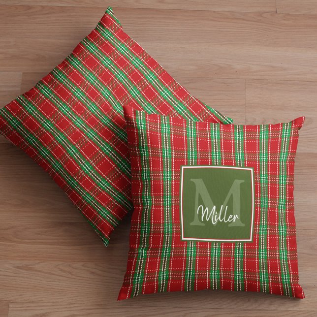 Coussin Noël Rustique Monogramme Green Holiday Plaid (Red and green monogram plaid throw pillow. )