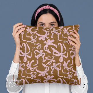 Coussin Nœuds ruban rose élégant sur fond brun chocolat