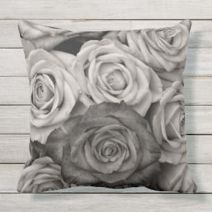 coussin noir de décor de roses blancs ou coussin