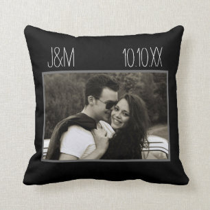 Coussin Noir d'initiales de date de photo de couples