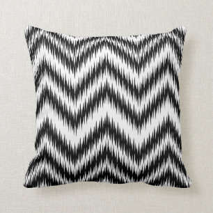 Coussin noir et blanc de motif de Chevron Ikat