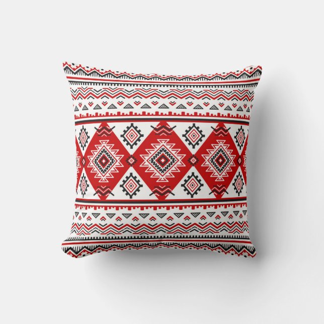 Coussin Noir noir rouge, motifs ukrainiens. (Recto)