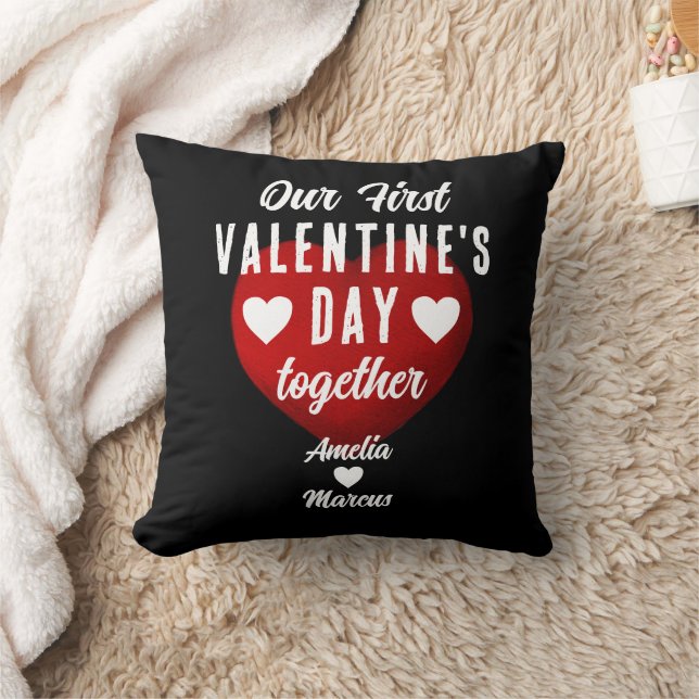 Coussin Noir Notre première Saint Valentin Ensemble Coeur (Couverture)