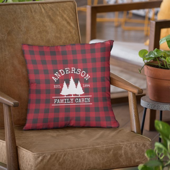 Coussin Nom de famille du cabine Red Buffalo Plaid (Customize to change text size or text style.)