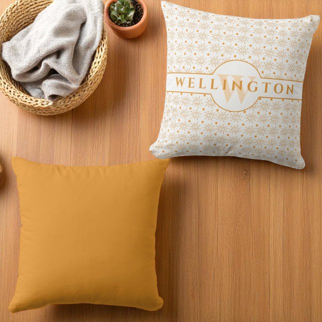 Coussin Nom Monogramme Amusant  Soleil Dessiné à la Main (Front and back throw pillow )
