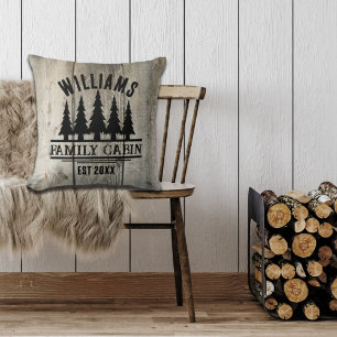 Coussin Nom personnalisé de cabane de famille de forêt rus