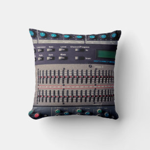 Coussin Nombreux boutons sur un mixeur de sons dans un stu
