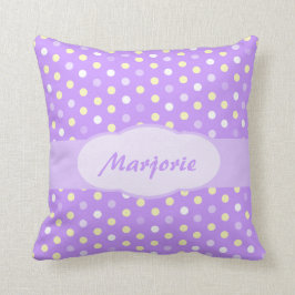 Coussin nommé de point de polka de filles pourpres