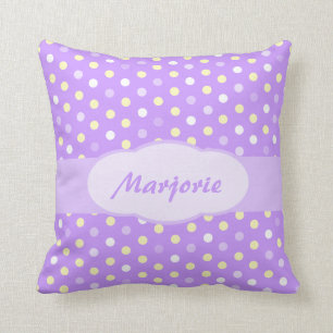 Coussin nommé de point de polka de filles pourpres