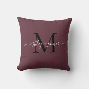 Coussin Noms de mariage élégants monogramme script bordeau