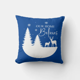 Coussin Notre maison croit à la scène hivernale