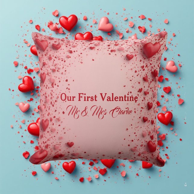 Coussin Notre Premier Saint Valentin M et Mme Cœurs Romant (Our First Valentine Mr & Mrs Romantic Hearts Throw Pillow)