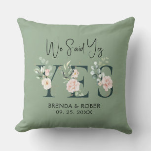 Coussin Nous avons dit Oui Élégantes lettres florales sur 
