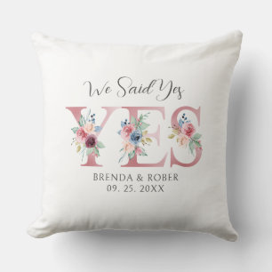 Coussin Nous avons dit Oui Lettres florales