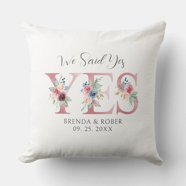 Coussin Nous avons dit Oui Lettres florales (Recto)