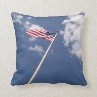 Coussin Nuages de ciel bleu de drapeau d'Amercan