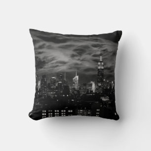 Coussin Nuages Éthérés : Horizon de NYC, ESB Noir et Blanc