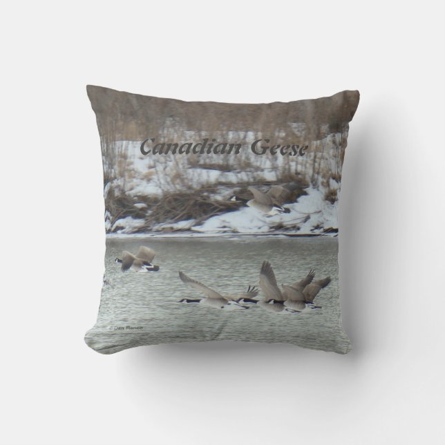 Coussin Oies B7 canadiennes en vol au-dessus de rivière (Recto)
