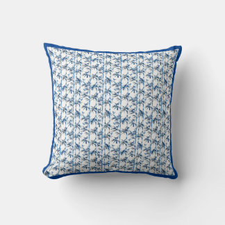 Coussin Oiseau bleu serein sur des tiges de bambou délicat