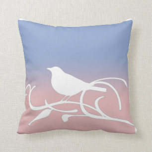 Coussin Oiseau de sérénité bleue et de quartz rose sur une